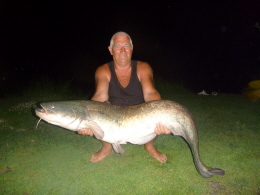 45lb catfish 21-8-11 time 23 46 bait hot ad 004
